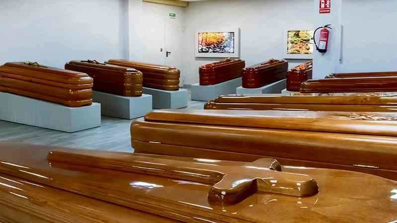 Exposición de cadaleitos no tanatorio Emorvisa, do grupo de servizos funerarios Albia, na cidade de Vigo (Foto: Ermovisa).