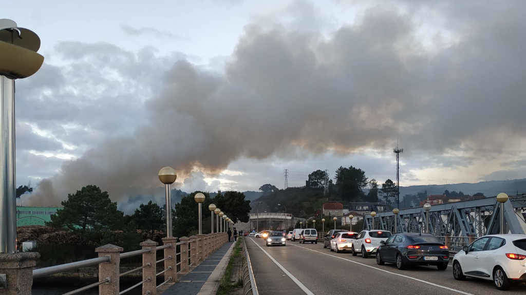 Vehículos á espera de poder continuar por causa do incendio (Foto: Emilio Luna).