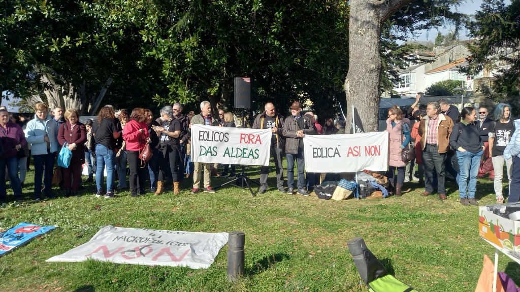 Veciñanza concentrada na alameda de Ortigueira (Ortegal). (Foto: Ortegal di Non)