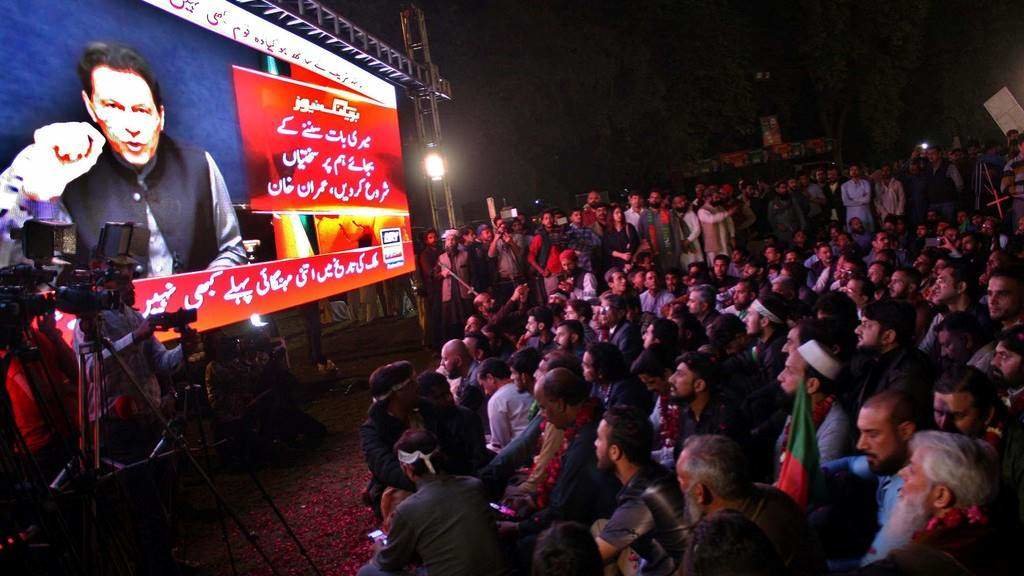 Mensaxe televisada de Imran Khan aos seus seguidores en Lahore. (Foto: Zuma Press)