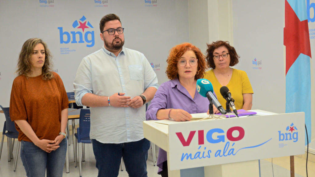 A deputada do BNG Montse Prado, acompañada das tamén deputadas Alexandra Fernández e Carmela González, e do candidato á Alcaldía de Vigo, Xabier P. Igrexas. (Foto: Nós Diario)