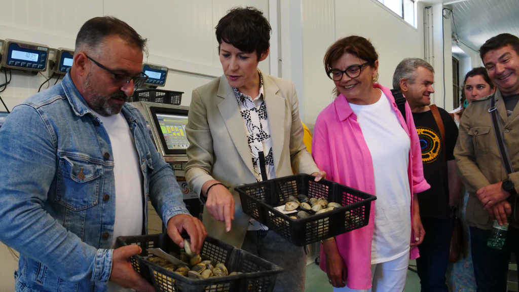 Ana Pontón e Carme da Silva nunha visita a unha cetaria na Illa de Arousa (O Salnés). (Foto Nós Diario)