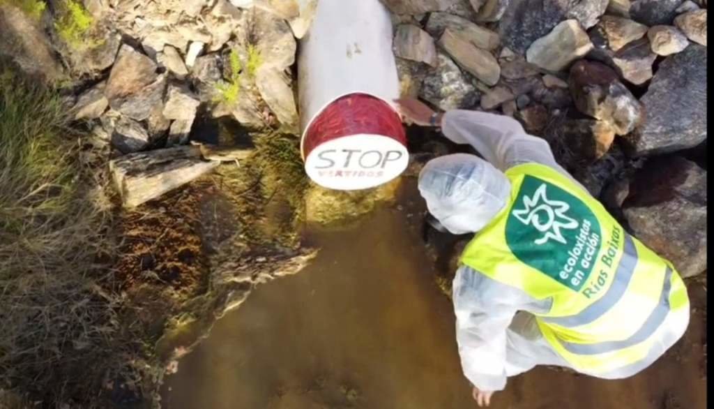 Activistas de Ecoloxistas en Acción taponaron a vía de saída de verteduras procedentes da mina. (Foto: Ecoloxistas en Acción)