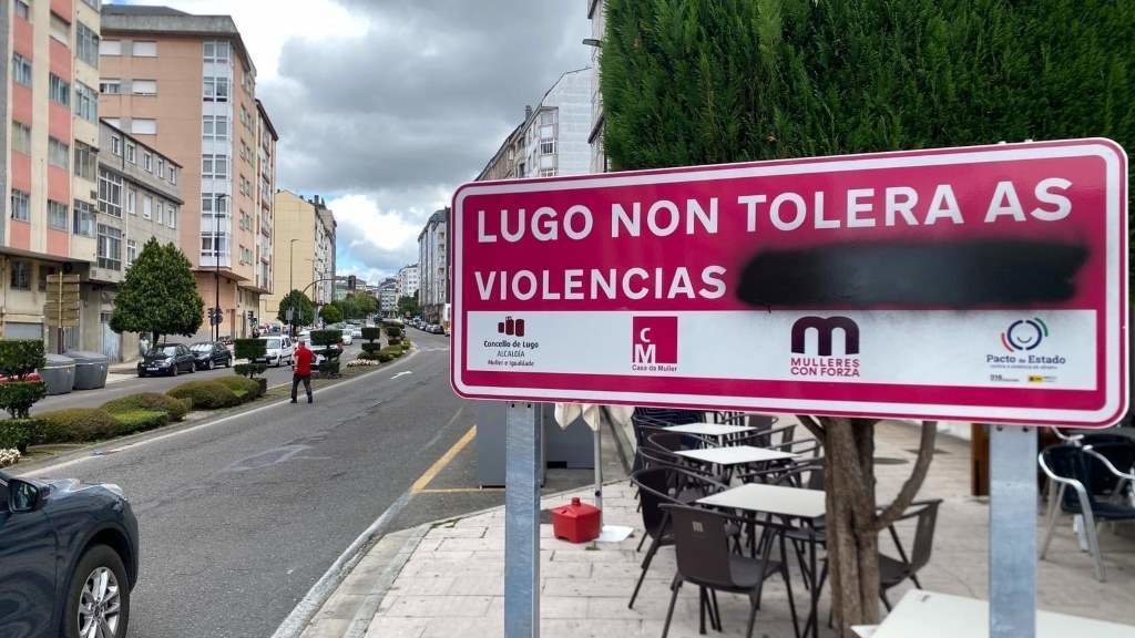 Cartel vandalizado en Lugo.