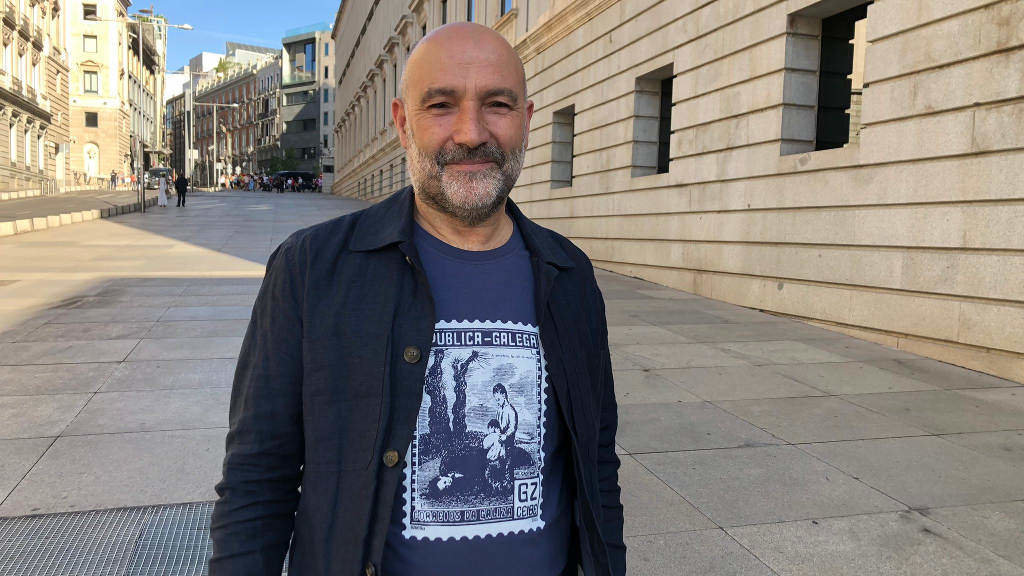 Néstor Rego, deputado do BNG, esta quinta feira, 17 de agosto, no exterior do Congreso español. (Foto: Nós Diario)