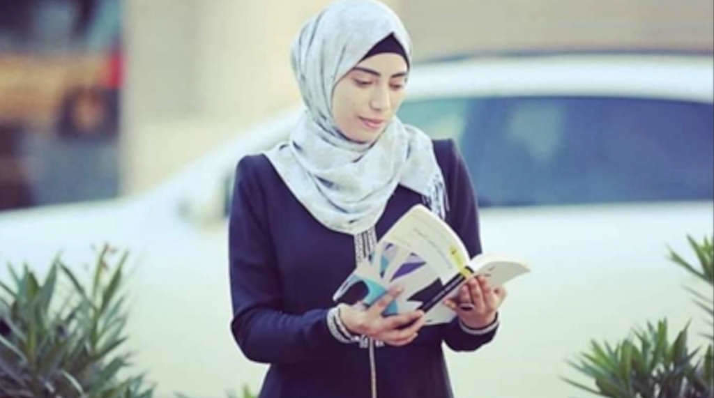 Heba Abu Nada, a poeta palestina asasinada por Isarel (Foto: @DaniMayakovski).