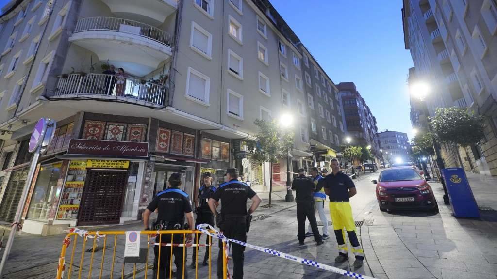 Axentes da Policía Local nas inmediacións do edificio incendiado en Vigo o pasado 11 de outubro. (Foto: Javier Vázquez / Europa Press)