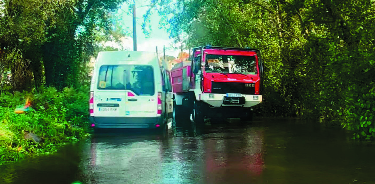 El microbus varado en la balsa de agua del río Arnoia, en Allariz (Ourense)
GUARDIA CIVIL DE OURENSE
26/10/2023
