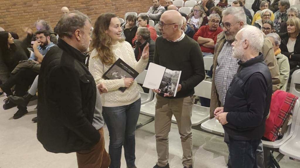 Presentación do libro sobre Edelmiro Méndez, esta sexta feira, na Pontenova. (Foto: Nós Diario)