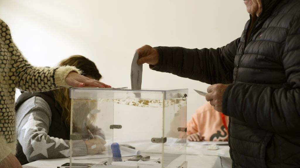 Un home depositando o seu voto nun colexio electoral de Castro Caldelas. (Foto: Rosa Veiga / Europa Press)