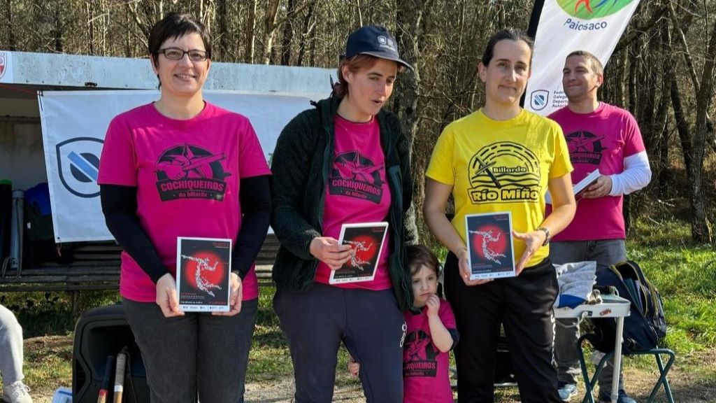 Irene (esquerda) e Delia (centro) foron chave no éxito cercedense. (Foto: FGDA).