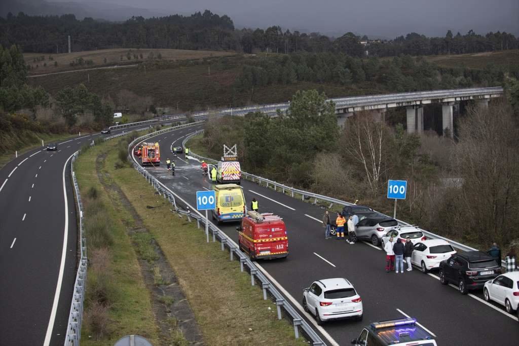 Varios turismos agardan a que os equipos de emerxencias rematen de intervir na A-52, o 10 de febreiro de 2024, na Cañiza. (Foto: Adrián Irago / Europa Press)