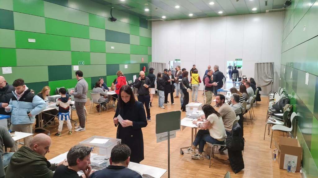 Varias persoas votando nun colexio electoral da Coruña. (Foto: Nós Diario)