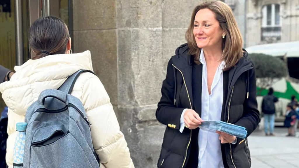 A concelleira do PP en Vigo Luisa Sánchez, o pasado 15 de febreiro nun reparto electoral (Foto: Nós Diario).