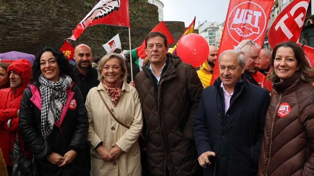 O secretario xeral do PSdeG, Xosé Ramón Gómez Besteiro, na manifestación con motivo do 1 de maio, en Lugo, coa alcaldesa Paula Alvarellos, e o secretario xeral en Lugo, José Tomé (Foto: Nós Diario).