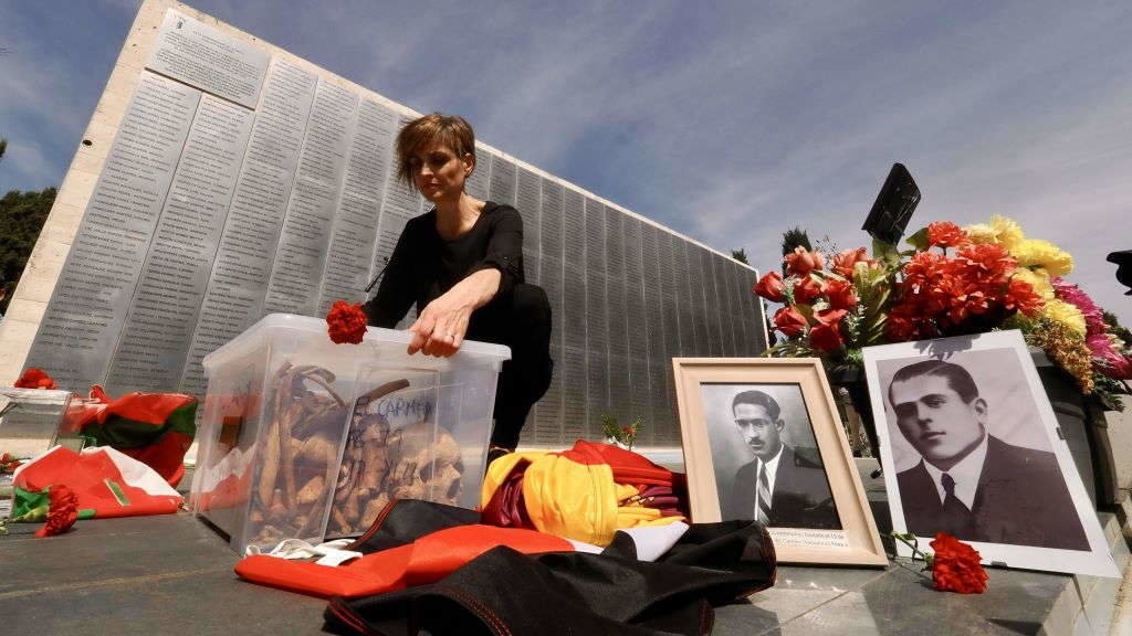Fotos de vítimas do franquismo durante a súa homenaxe e inhumación, en Valladolid (Castela e León), o pasado 14 de abril. (Foto: Photogenic / Claudia Alba / Europa Press)