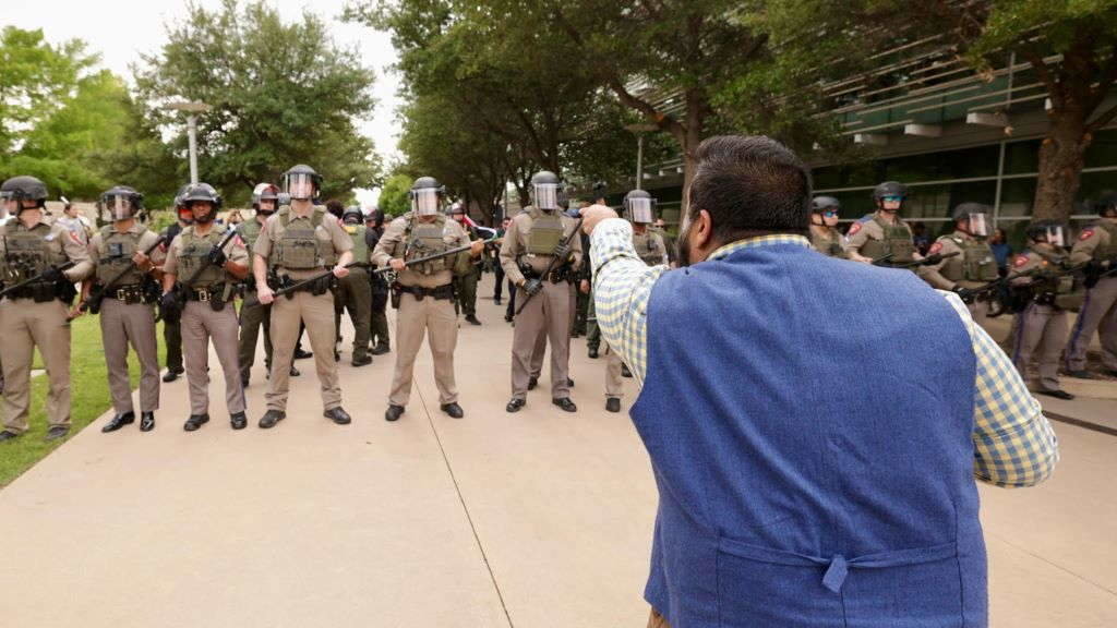 O profesor Alibhai ante a policía na Universidade de Texas, en Dallas, 1 de maio de 2024. (Foto: comunidade universitaria da UTD).