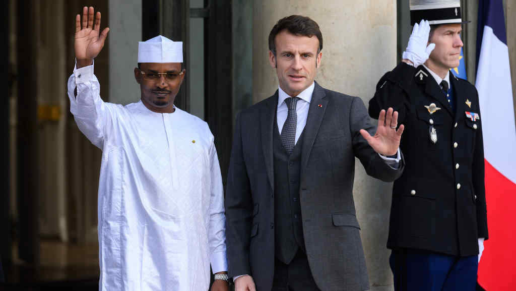 O presidente do Chad, Mahamat Idriss Déby, co seu homólogo francés, Emmanuel Macron, o pasado ano. (Foto: Julien Mattia / Europa Press / Contacto)