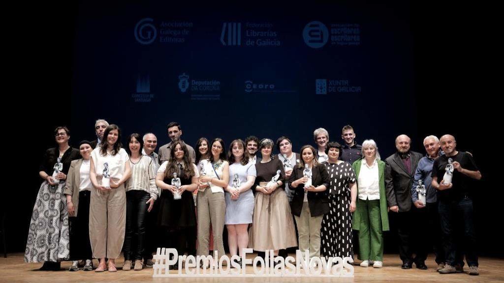 Foto de familia das persoas galardoadas nos Premios Follas Novas (Foto: Xaime Cortizo).