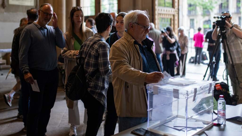 Persoas votando na Universidade de Barcelona (Foto: Lorena Sopêna / Europa Press).