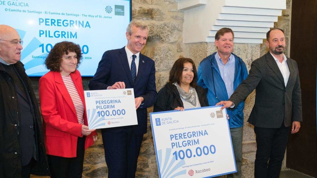 Goretti Sanmartín e Alfonso Rueda recibiron a peregrina número 100.000, Milagros Miní Bailey. (Foto: David Cabezón / Xunta)
