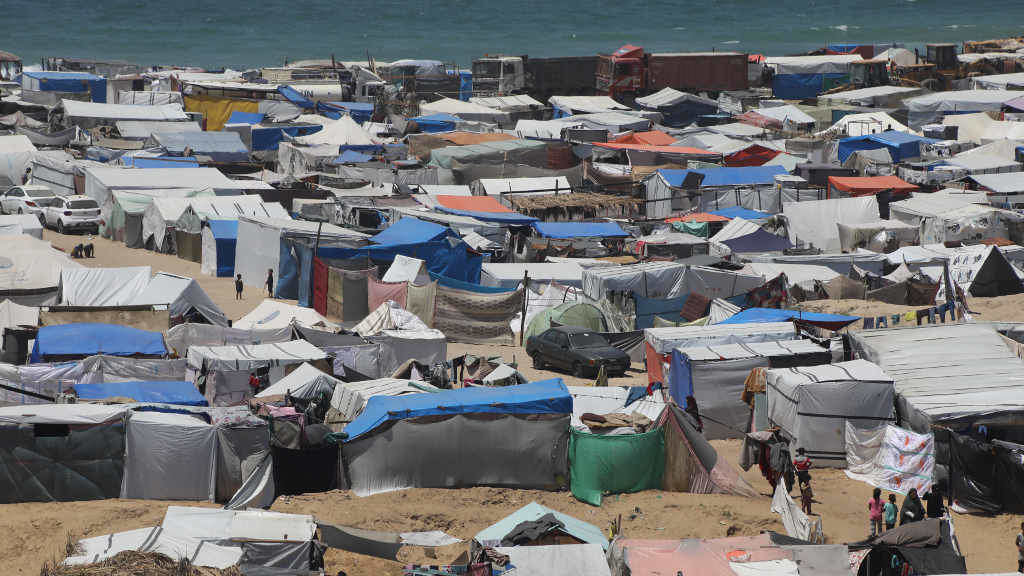 Persoas refuxiadas en tendas de campaña en Gaza. (Foto: Omar Ashtawy / Europa Press / Contacto)