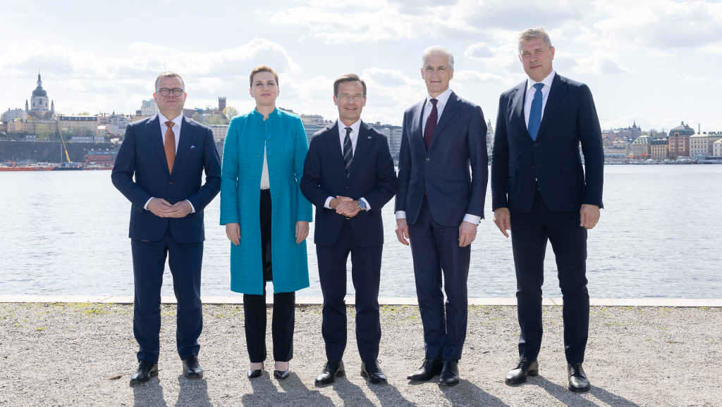Kristersson (centro), líder sueco, a segunda feira cos seus homólogos nórdicos. (Foto: Nós Diario)