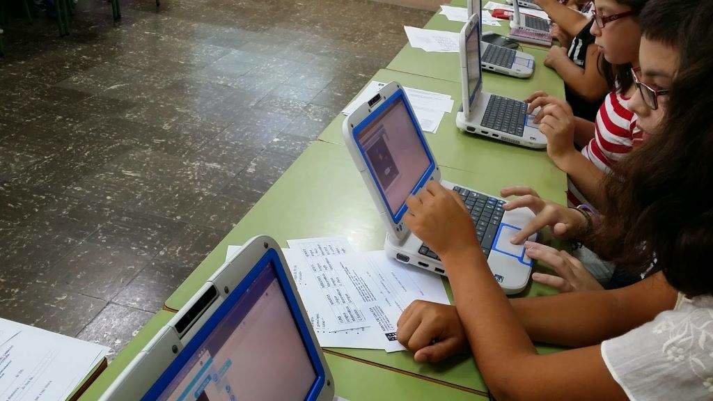 Nenas utilizando o programa E-Dixgal na aula. (Foto: E-Dixgal)