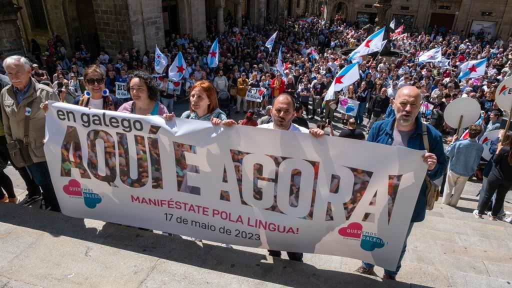 Manifestación pola lingua de Queremos Galego o 17 de maio de 2023 na praza de Praterías de Compostela. (Foto: Arxina).