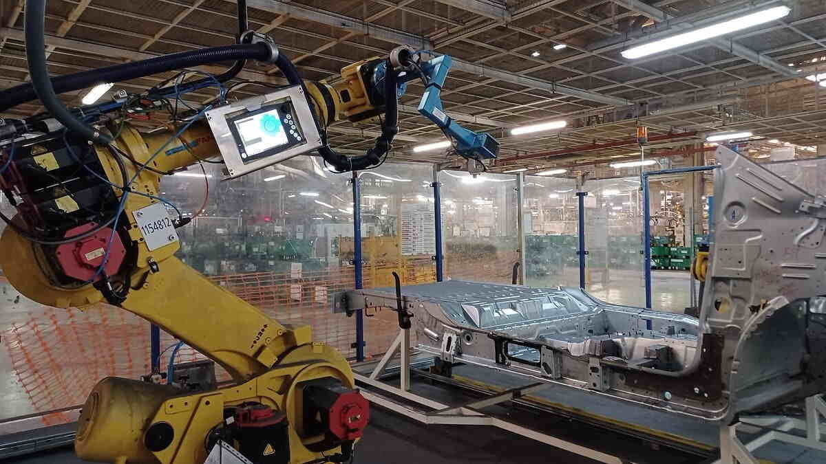 Equipo de soldadura de Stellantis empregado no proceso de fabricación de vehículos. (Foto: Stellantis).