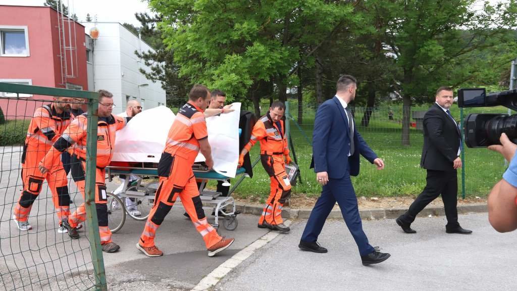 Sanitarios trasladando esta cuarta feira ao hospital o primeiro ministro de Eslovaquia, Robert Fico, após ser vítima dun atentado. (Foto: Jan Kroslák / TASR / DPA vía Europa Press)