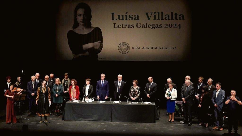 O pleno extraordinario do Día das Letras Galegas fechou coa interpretación do Himno Galego. (Foto: RAG)