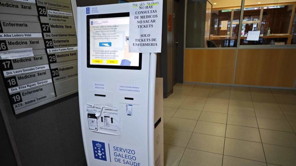 Máquina do centro de saúde de Viveiro (A Martiña) o pasado mes de novembro cun cartel que advertía da ausencia de persoal médico. (Foto Nós Diario). 