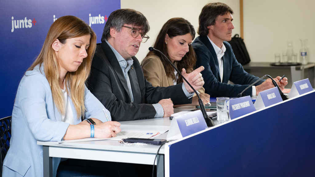 Comparecencia de Carles Puigdemont con deputadas e deputados de Junts en Perpinyà (Catalunya Nord) tras as eleccións (Foto: Glòria Sánchez / Europa Press).