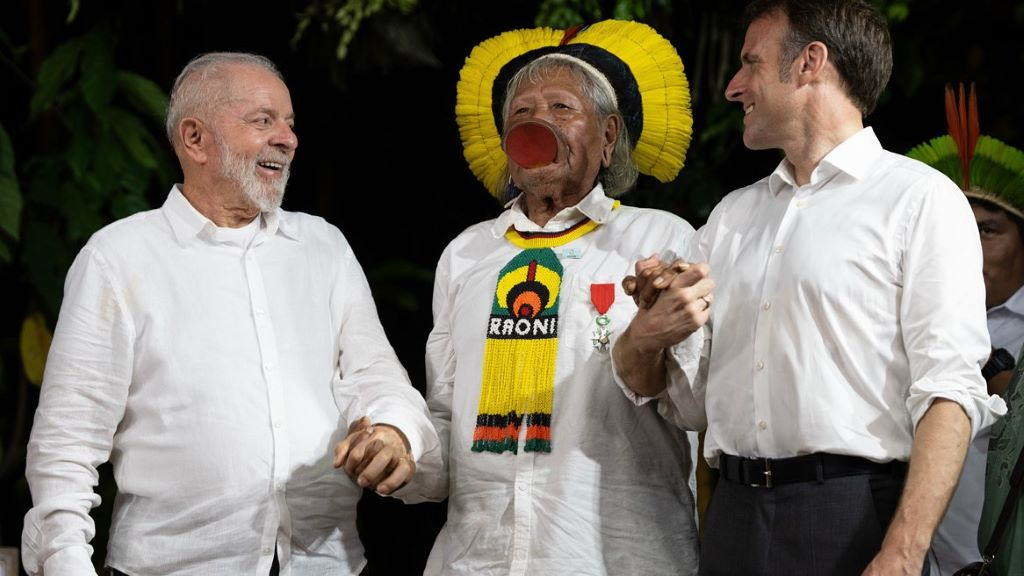 Lula da Silva, o líder indíxena brasileiro Raoni Metuktire e Emmanuel Macron durante a visita deste a Brasil no mes de marzo. (Foto: Presidencia de Francia).