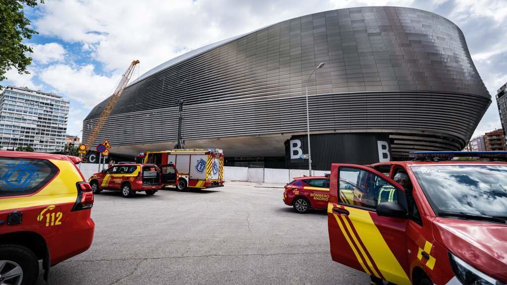 A dotación de bombeiros desprazada até o estadio Santiago Bernabéu de Madrid esta terza feira. (Foto: Diego Radamés / Europa Press)