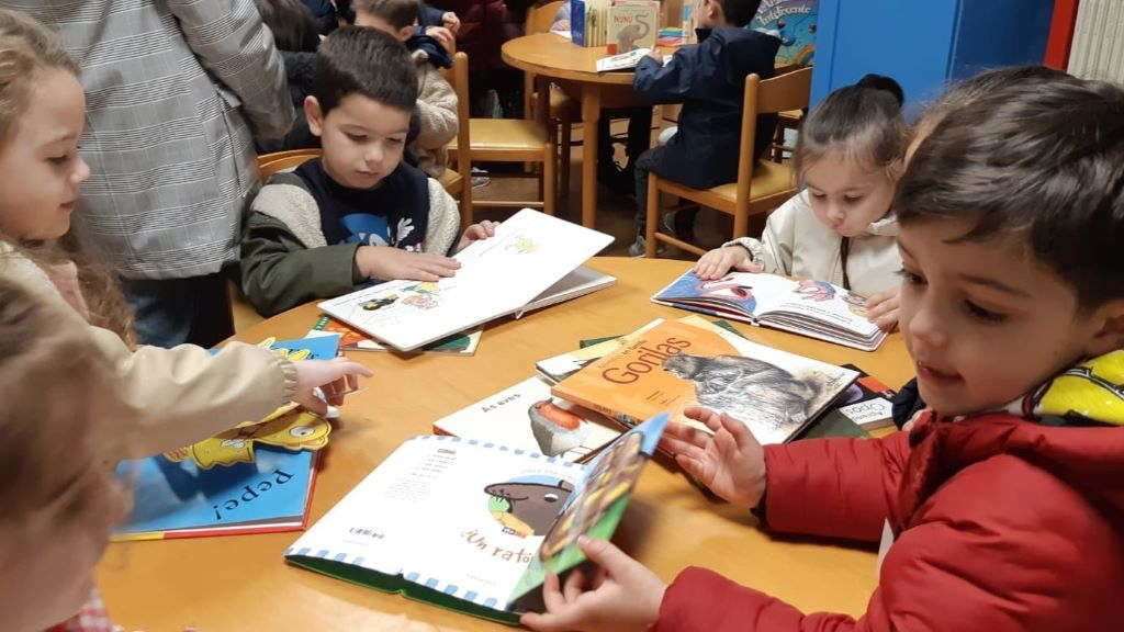 Varias crianzas comparten libros e tempo de lectura na Biblioteca Municipal de Ordes. (Foto: Biblioteca Municipal de Ordes).