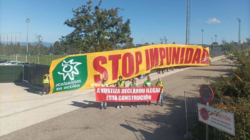 Protesta de Ecoloxistas en Acción diante da cidade deportiva do Celta.