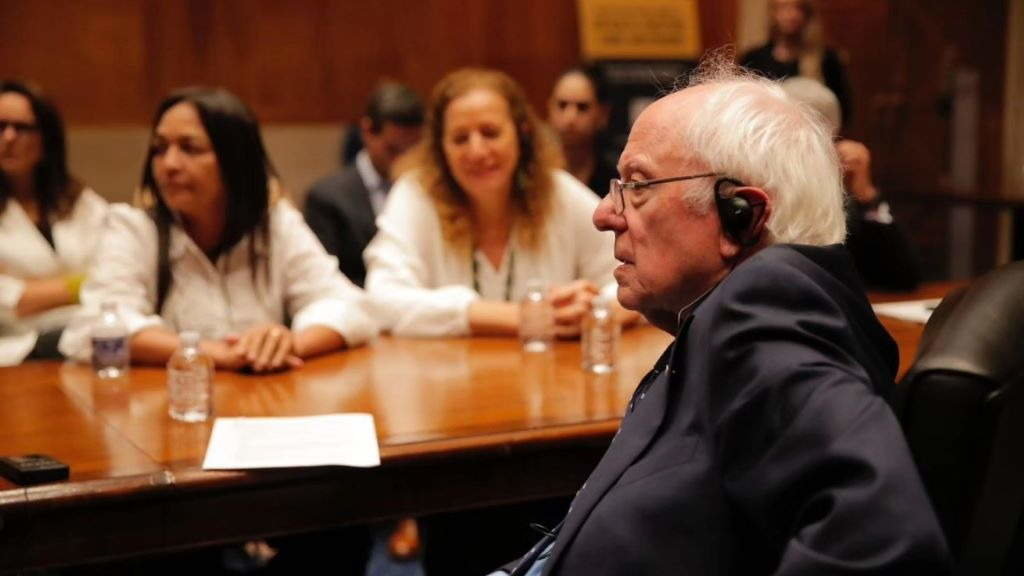 A senadora Eliziane Gama e deputada Jandira Feghali, ao fondo, reunidas com o senador Bernie Sanders o 1 de maio nos EUA. (Foto: Eliziane Gama).
