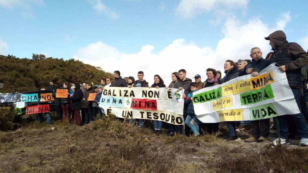 Protesta veciñal na mina de San Acisclo en Muras (A Terra Chá) pola suspensión da actividade mineira en marzo do ano pasado. (Foto: SLG).