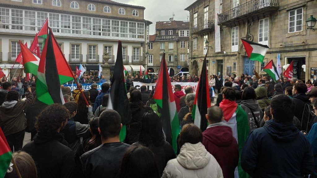 Manifestación pola liberdade e a fin do xenocidio en Palestina a pasada segunda feira en Compostela. (Foto: Mar de Lumes).