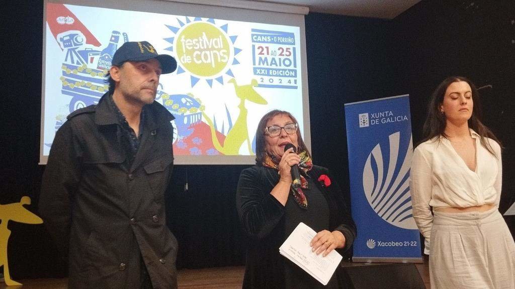 Alfonso Pato, director do festival, coas cantoras Uxía e Antía Muíño na presentación do documental 'Acordamos'.
