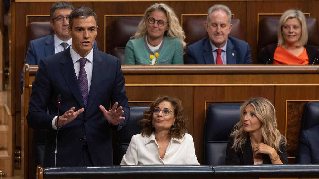 O presidente español, Pedro Sánchez, a cuarta feira no Congreso, xunto a María Jesús Montero e Yolanda Díaz. (Foto: Eduardo Parra / Europa Press)