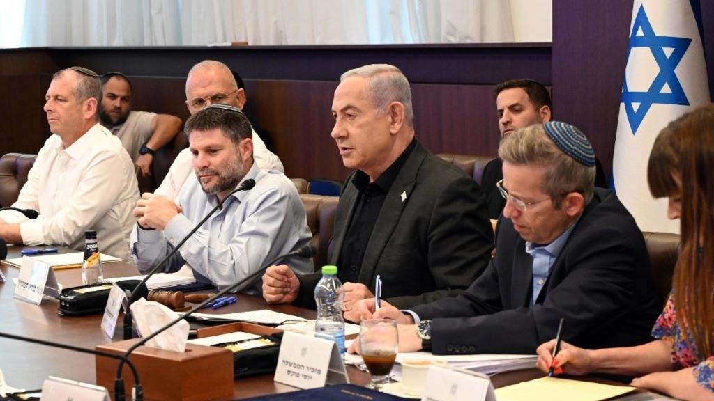 No centro, o primeiro ministro israelí, Benjamin Netanyahu, e á súa esquerda, o ministro de Finanzas, Bezalel Smotrich, nunha reunión do seu Goberno. (Foto: Haim Zach / GPO / DPA vía Europa Press)