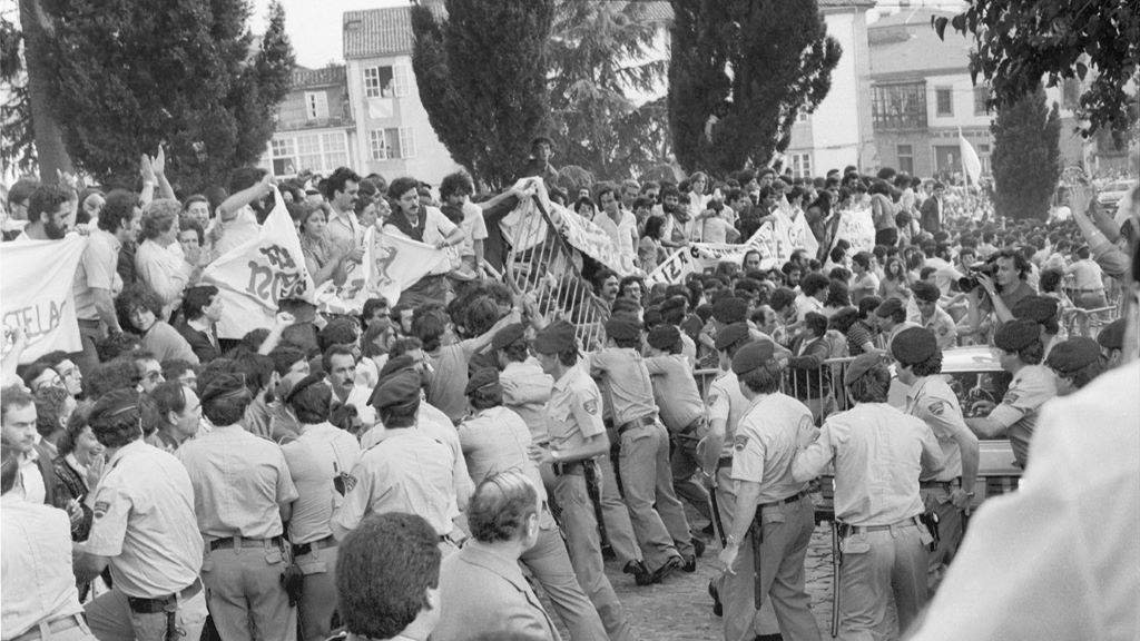 Imaxe do cordón policial retendo a xente que se manifestaba en Bonaval o 28 de xuño de 1984. (Foto: Xan Carballa)