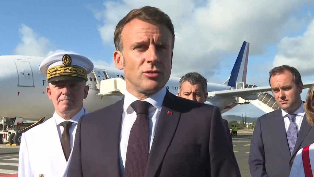 Emmanuel Macron despois de aterra en Nova Caledonia. (Foto: Presidencia de Francia)