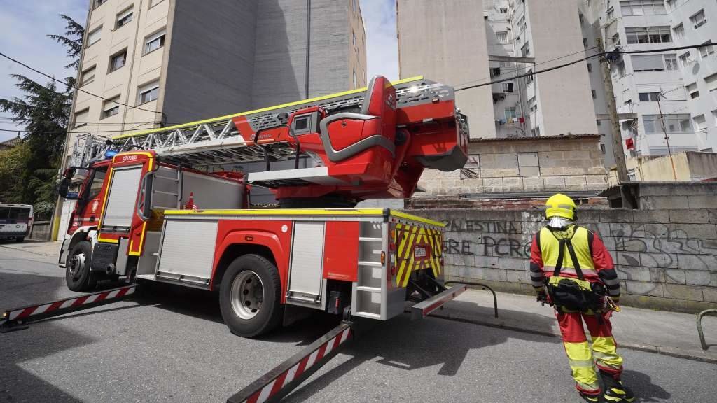 Camión de bombeiros nas inmediacións de onde se derrubou a parede dun inmóbel abandonado e faleceu un bombeiro. (Foto Javier Vázquez Europa Press)