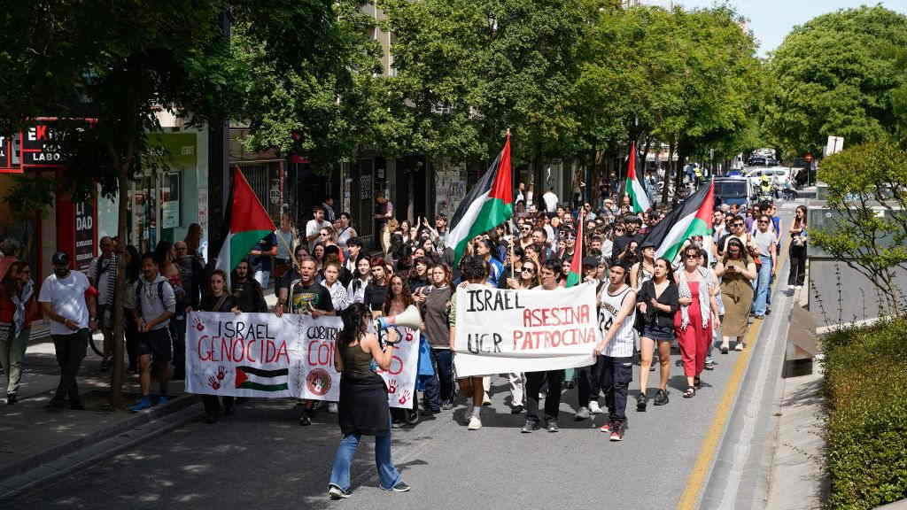 Estudantes universitarios de Granada manifestáronse a favor do pobo palestino o pasado 9 de maio polas rúas da cidade. (Foto: Arsenio Zurita vía Europa Press).