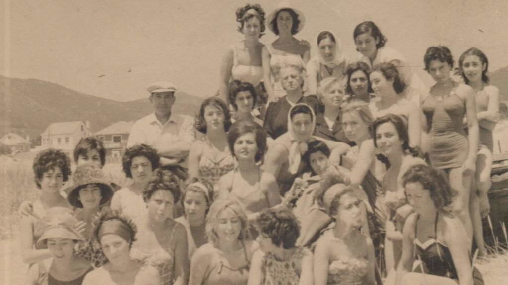 Mulleres na praia a primeiros dos anos 60 nunha foto tirada do proxecto 'A memoria das mulleres' do Concello de Pontevedra. (Foto: Concello de Pontevedra).