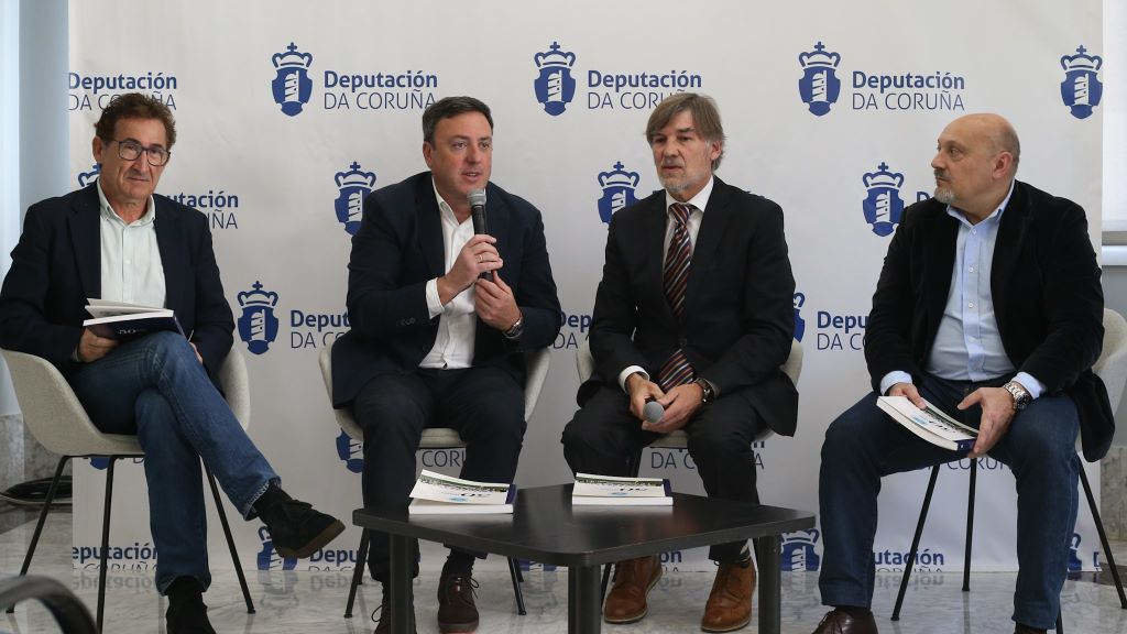 Leira, González Formoso, Carreira e López Carro, conversando sobre o volume. (Foto: Deputación da Coruña).